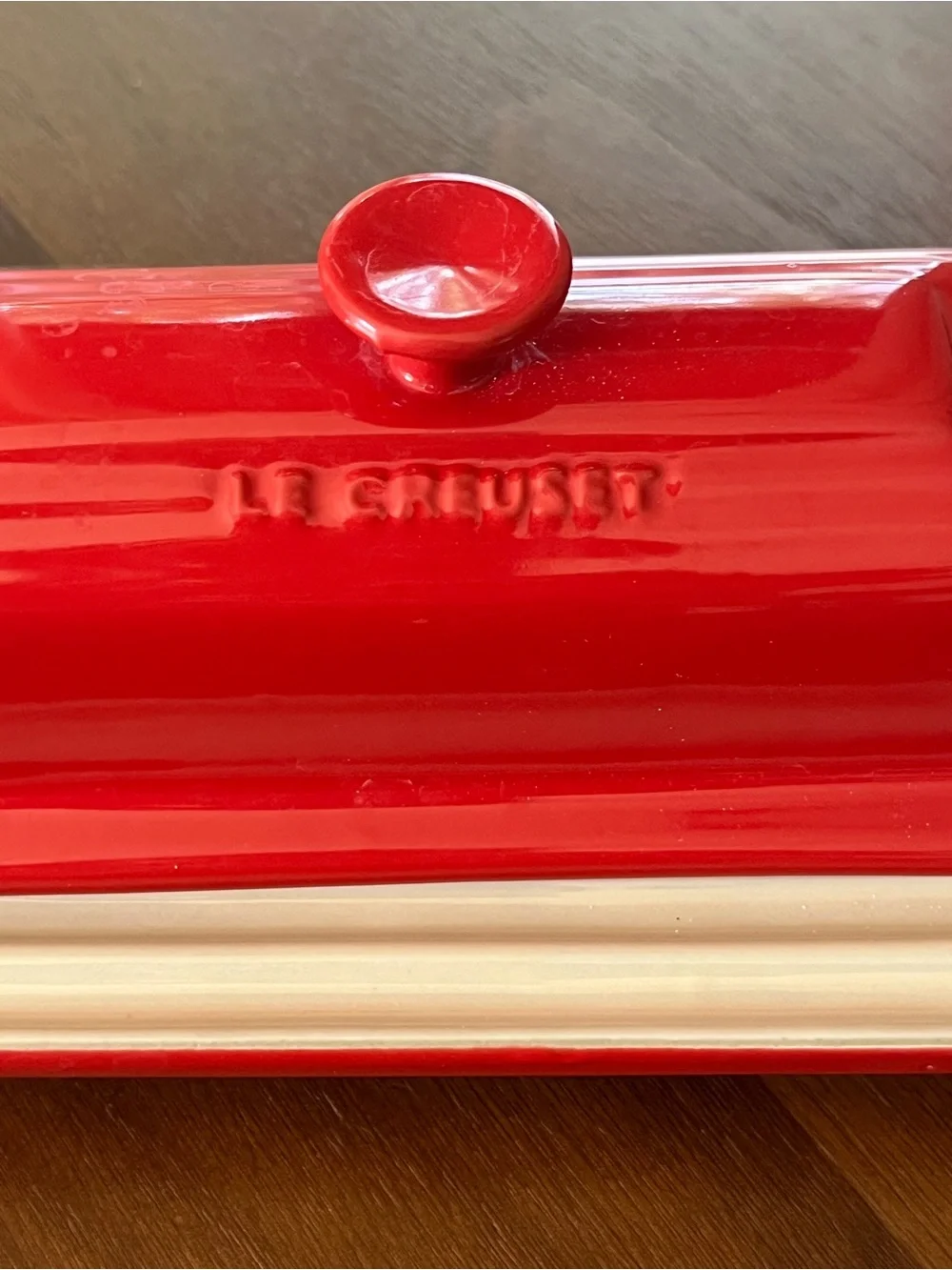 Le Creuset heritage  Cerise red Stonewear butter dish 17-26
